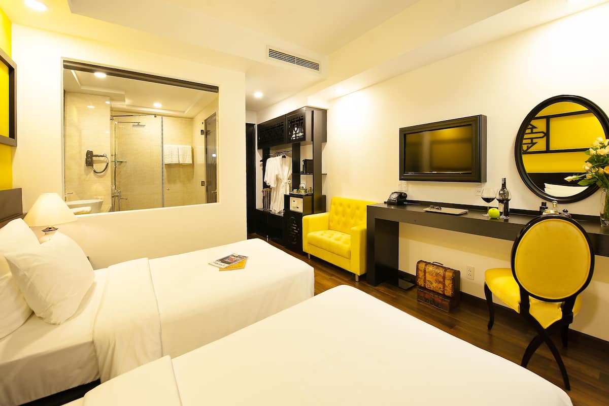 Minibar, in-room safe, desk, iron/ironing board
