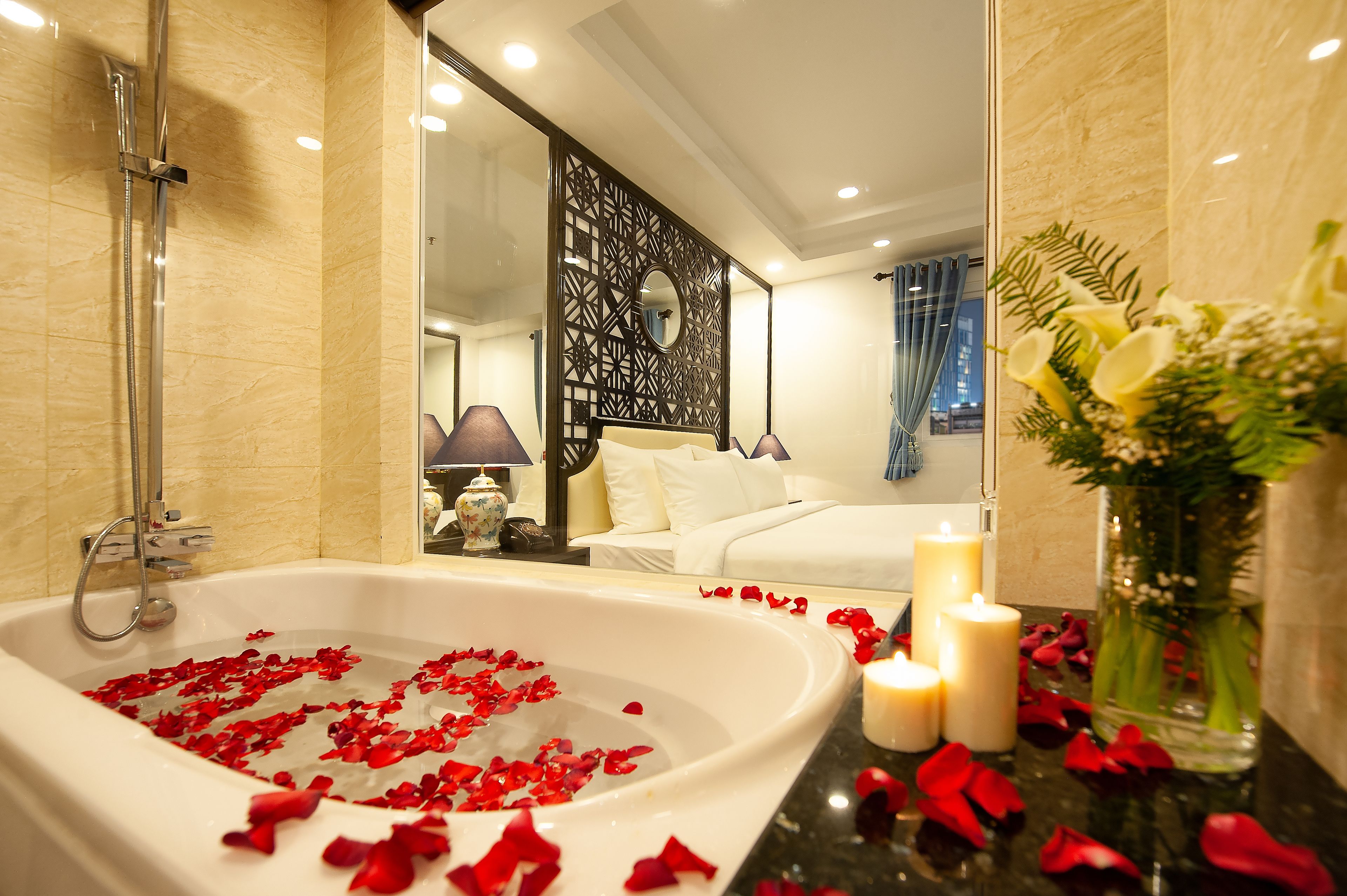 executive double room | bathroom | free toiletries, hair dryer, bathrobes, slippers