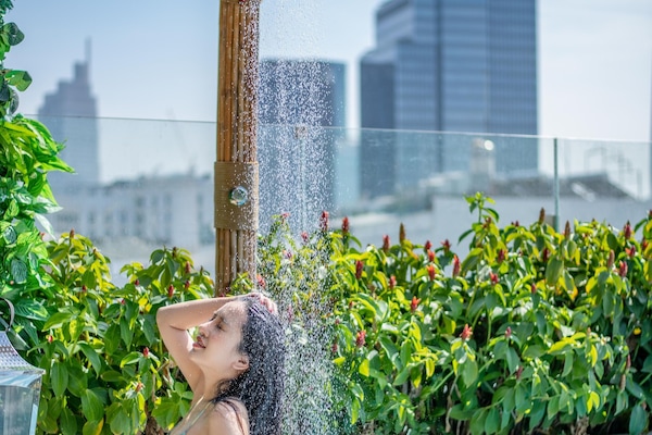 Una piscina al aire libre