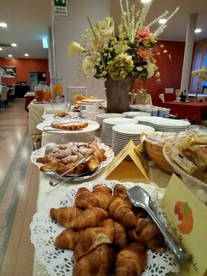 Free daily buffet breakfast - Villa Gioiosa (Diano Marina)