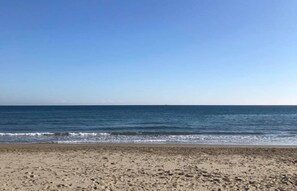 Perto da praia, espreguiçadeiras, guarda-sóis 