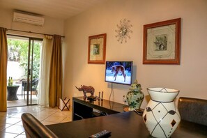 Apartemen Eksklusif | Area keluarga | Televisi LCD 70-inci dengan saluran TV satelit dan TV