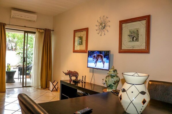 Appartement exclusif | Aire de séjour | Téléviseur ACL de 70 po avec télévision par satellite, téléviseur