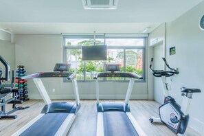 Ein Fitnessstudio mit Laufbändern, Ergometer und Krafttrainingsgeräten.