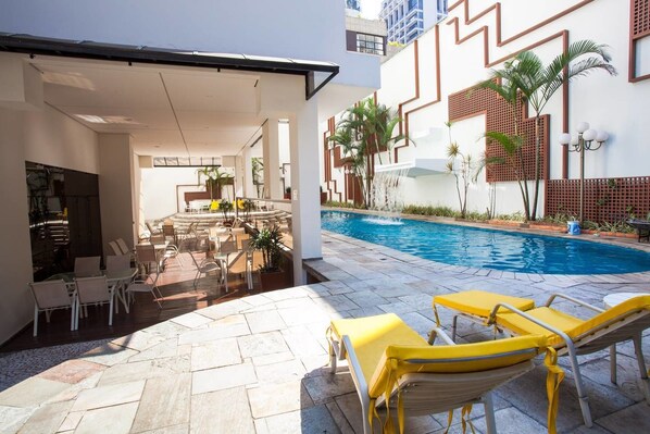 Una piscina al aire libre