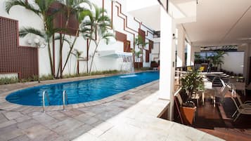Una piscina al aire libre