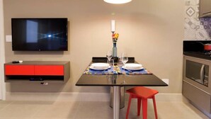 Apartemen (1 Bedroom) | Ruang keluarga | TV