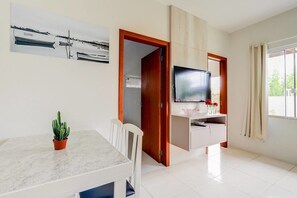 TV - Origin Casa -2 Bedroom Beach House for up to 7 (Palhoça)