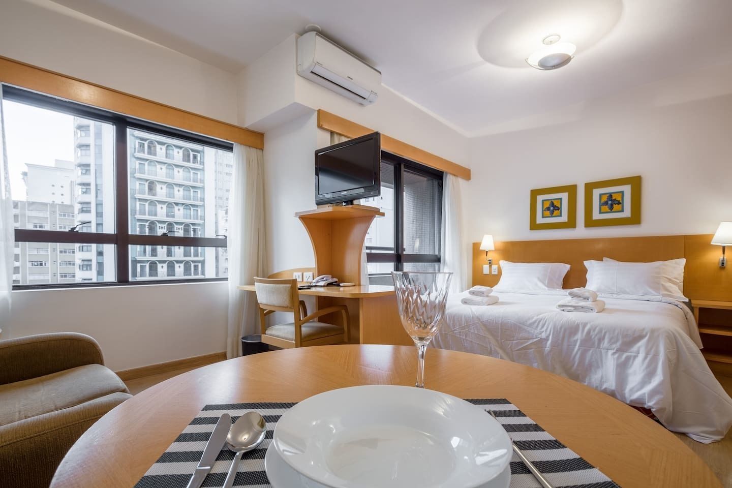 مكواة/لوح كي وسرير سفر وملاءات أسرّة