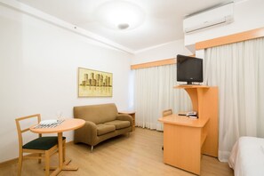 Apartemen (0 Bedroom) | Setrika/meja setrika, tempat tidur bayi, dan seprai linen