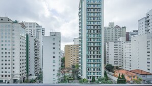 A high-rise residential building with multiple balconies and a modern architectural design. - Tu705 Varanda e Muito Conforto na Al Lorena! (São Paulo)