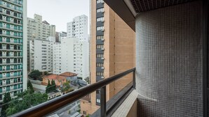 A high-rise building with multiple floors, large windows, and balconies. - Tu705 Varanda e Muito Conforto na Al Lorena! (São Paulo)