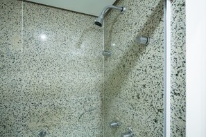 Apartment (0 Bedroom) | Badezimmer | Handtücher, Shampoo