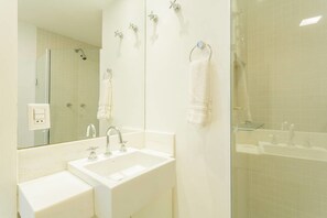 A modern bathroom with a glass-enclosed shower, a double sink vanity, and a large mirror. - Sc131 Ensolarado e Charmoso da Vila Nova Conceição (São Paulo)