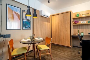 Apartment (0 Bedroom) | Living room | TV - Rd120 Renovated Flat 100m From Av. Paulista (São Paulo)
