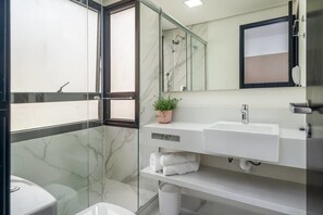 Apartment (0 Bedroom) | Bathroom | Shampoo