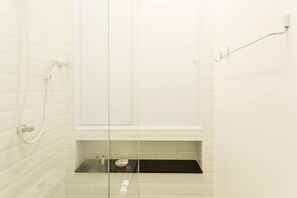 Apartment (0 Bedroom) | Bathroom - Es402 At the Historic Modernist Esther Builing (São Paulo)
