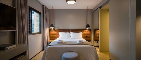 Iron/ironing board, bed sheets