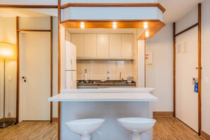 Appartement (1 Bedroom) | Cuisine privée | Réfrigérateur, four, plaque de cuisson, cafetière/bouilloire