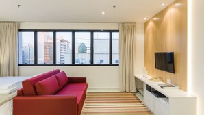 Apartemen (0 Bedroom) | Ruang keluarga | TV