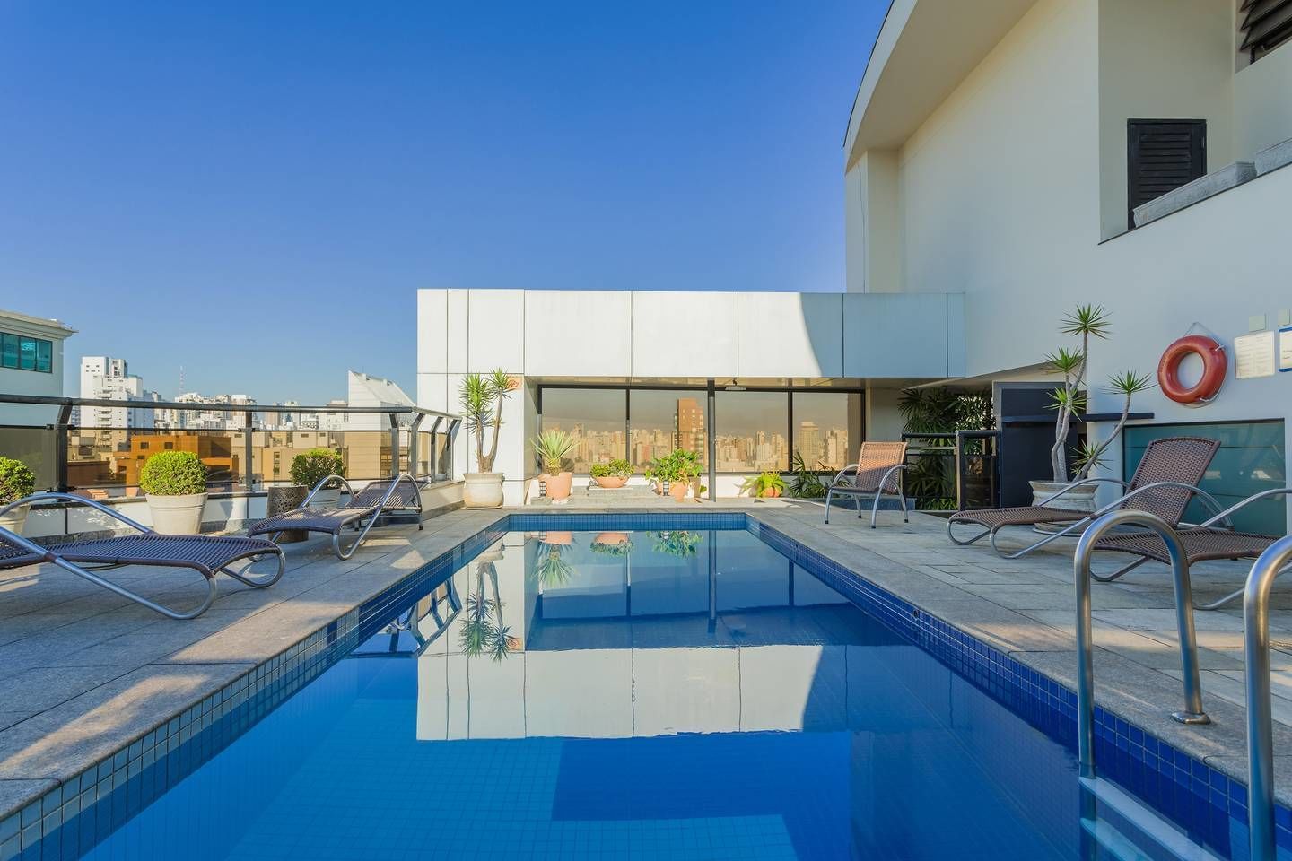 Una piscina al aire libre