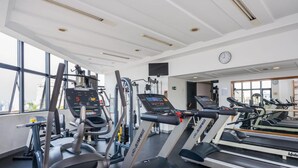 A gym with treadmills, ellipticals, and weight machines. - Hb1911 Charme e Estilo no Melhor no Jardins! (São Paulo)