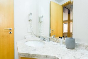 Appartement (0 Bedroom) | Badkamer | Een douche, handdoeken, shampoo
