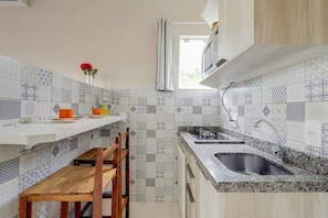 Frigorifero, microonde, forno, piano cottura