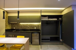 Apartemen (1 Bedroom) | Dapur pribadi | Lemari es, kompor, dan mesin pembuat kopi/teh