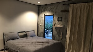 Quarto com cama, janela e cortina.