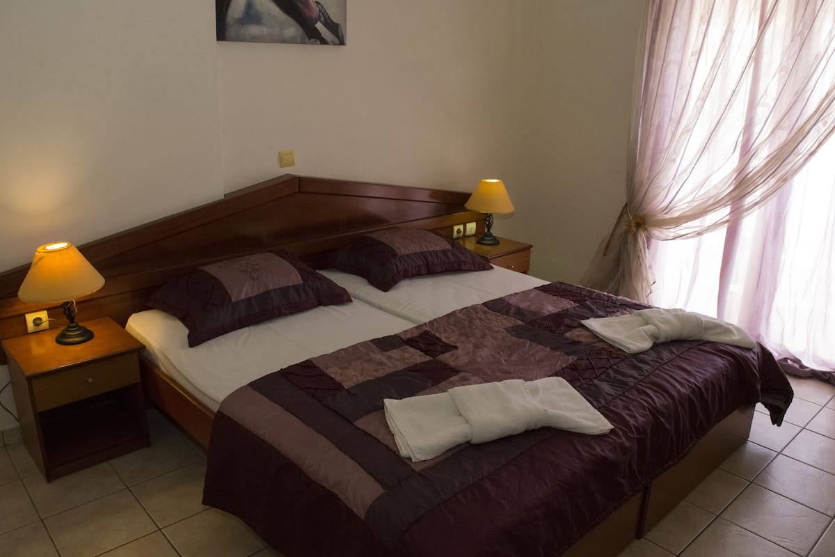 Triple Room | 2 bedrooms, in-room safe, laptop workspace, soundproofing
