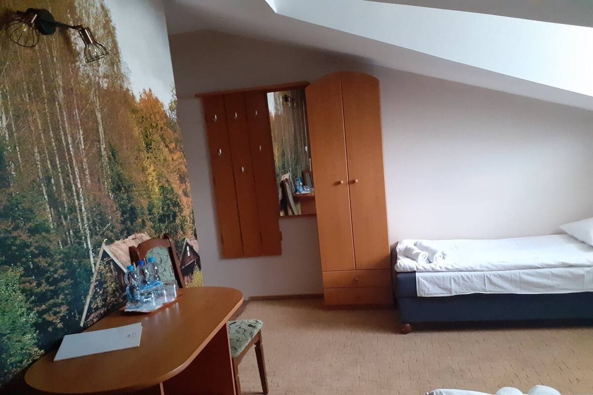 Een bureau, een laptopwerkplek, verduisterende gordijnen