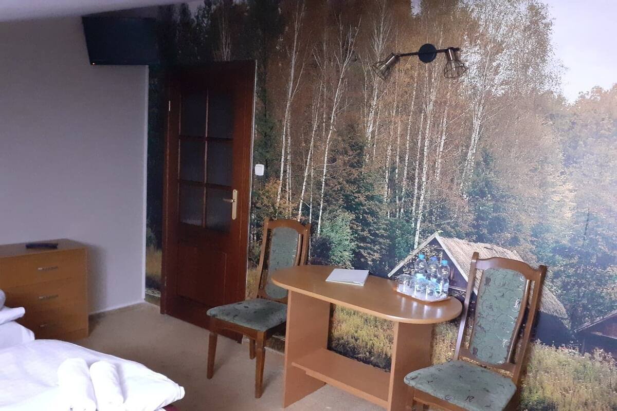 Driepersoonskamer | Een bureau, een laptopwerkplek, verduisterende gordijnen