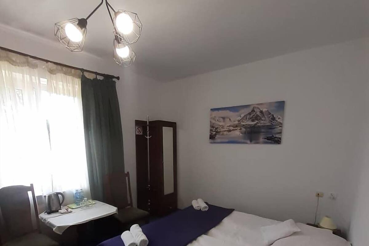 Een bureau, een laptopwerkplek, verduisterende gordijnen