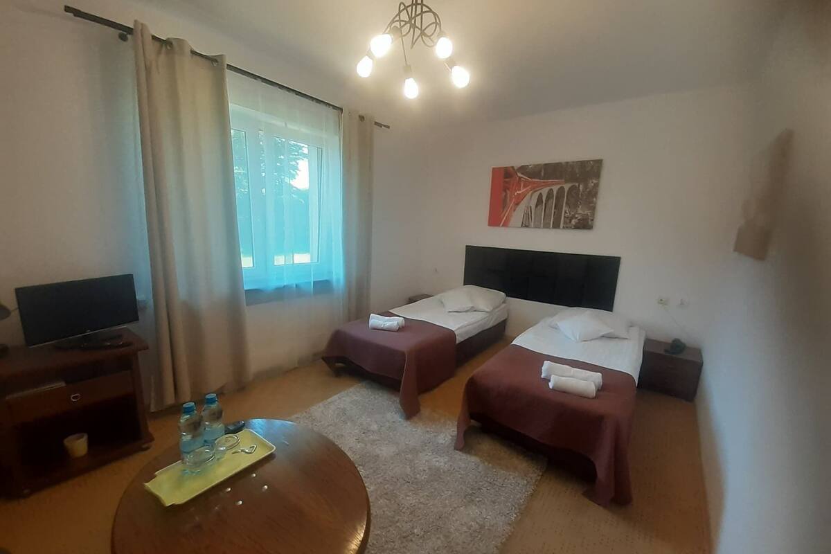 Twin kamer | Een bureau, een laptopwerkplek, verduisterende gordijnen