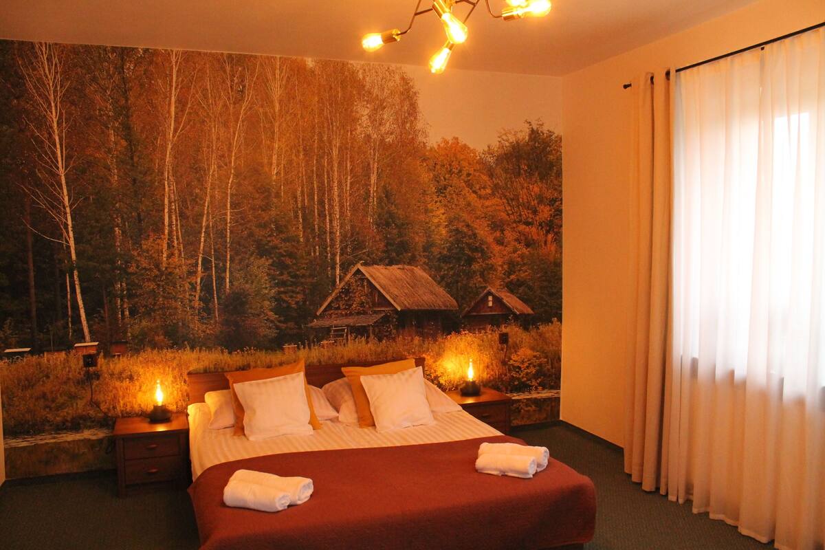 Een bureau, een laptopwerkplek, verduisterende gordijnen