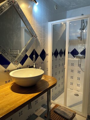 Classic Double Room (Grenier d'Helene) | Bathroom