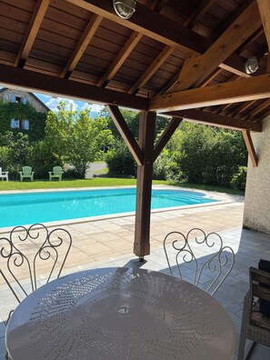 Seasonal outdoor pool, pool umbrellas, sun loungers - La Grange de Felix (Fontainebrux)