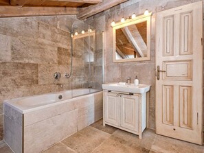 Bathtub, hair dryer, towels, soap - Private Villa with Pool on 8.500qm plot with absolute privacy! Five bedrooms (Stari Grad)