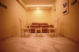 Fjölskyldusvíta | Stofa | 24-tommu LED-sjónvarp með stafrænum rásum, sjónvarp.