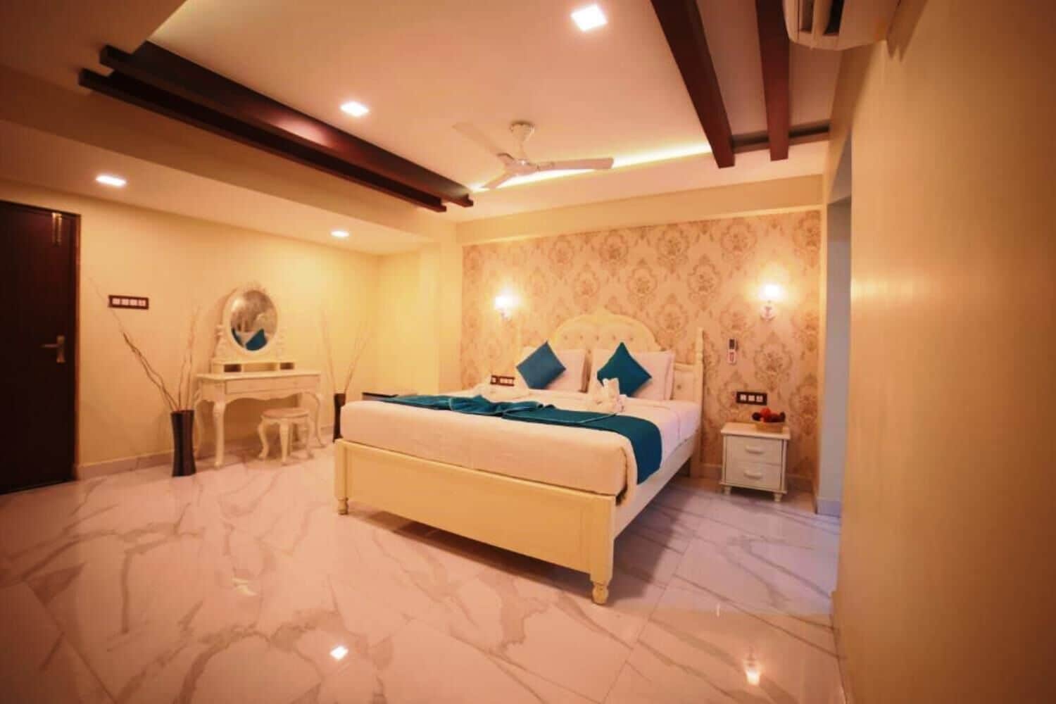 Family Suite | Minibar, in-room safe, desk, laptop workspace