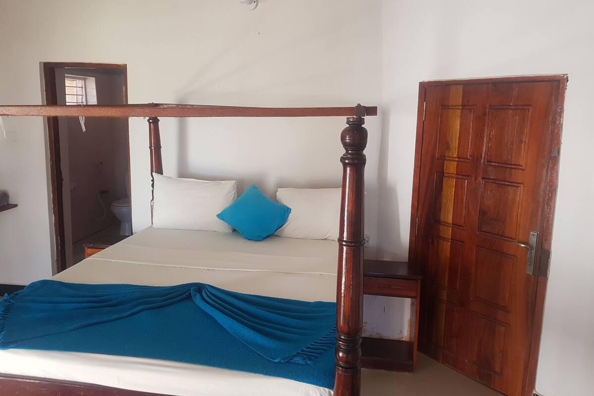 Habitación económica doble | Escritorio y espacio para trabajar con un portátil