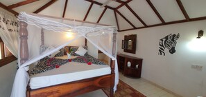 Bungalow Standard | Skrivbord, arbetsyta för laptop och strykjärn/strykbräda