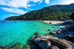 A beach with clear turquoise water, rocky shoreline, and a forested hill in the background. - Jule Red Villa, Wifi, AC, Balcony, Terrace (Ko Pha-ngan)