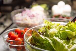 Une variété de salades composées avec différents ingrédients.