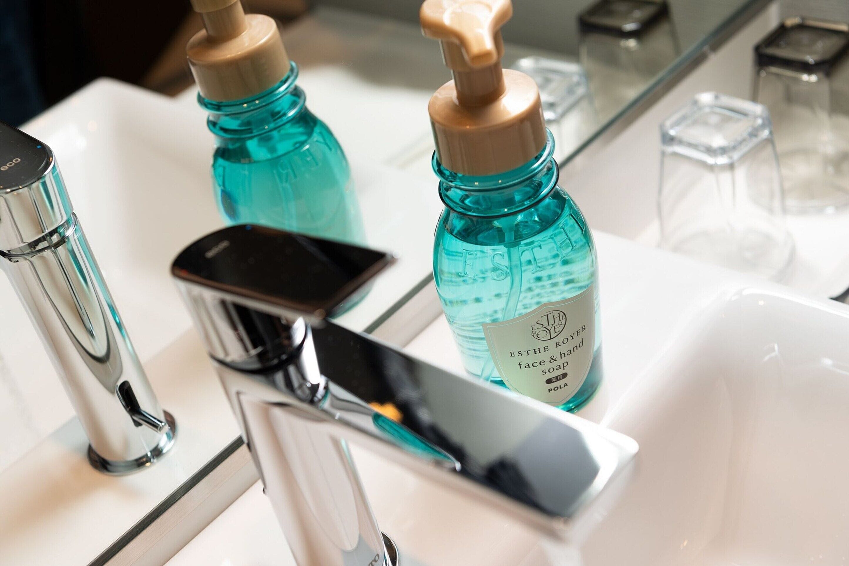 combined shower/bathtub, free toiletries, hair dryer, slippers