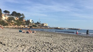 Chaises longues, serviettes de plage