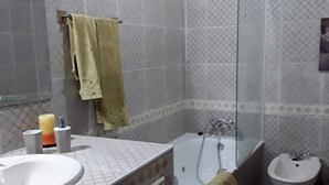 Ein Badezimmer mit Waschbecken, Badewanne und Bidet.
