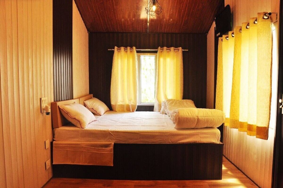 Deluxe Double or Twin Room, 1 King Bed | Interior entrance