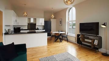 Télévision à écran plat, cheminée, espaces bureaux